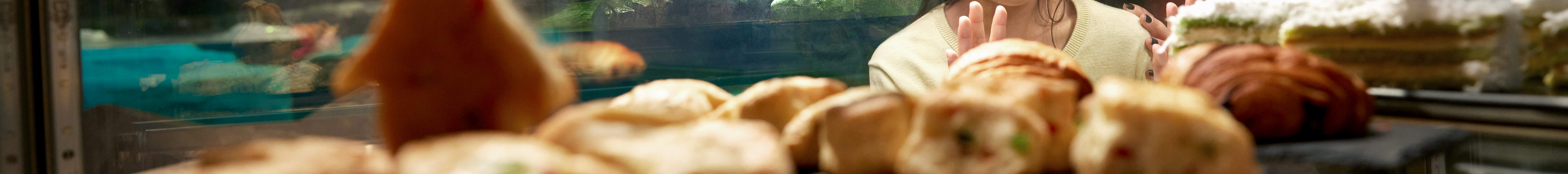 Mẹ và con gái nhìn thức ăn